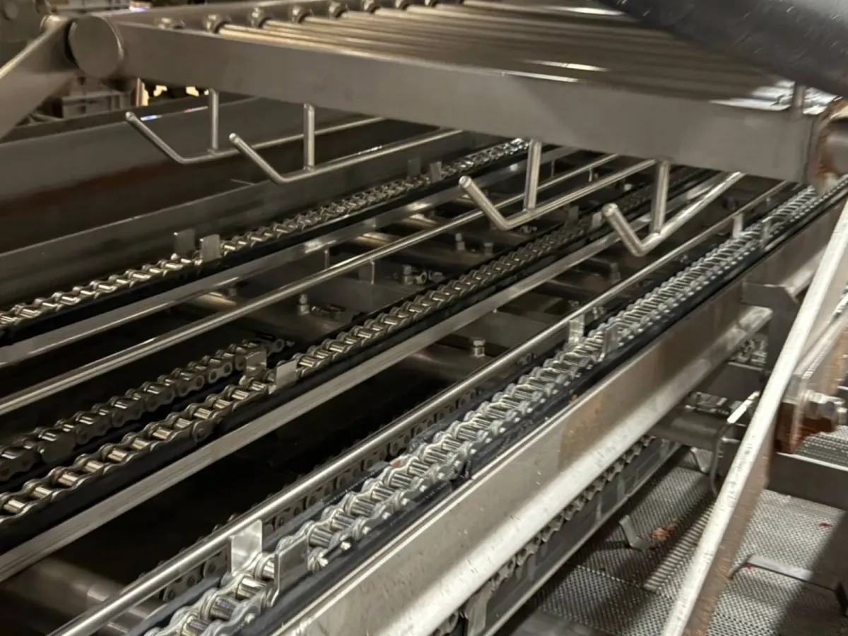Kettenförderer im Inneren einer Produktionsanlage