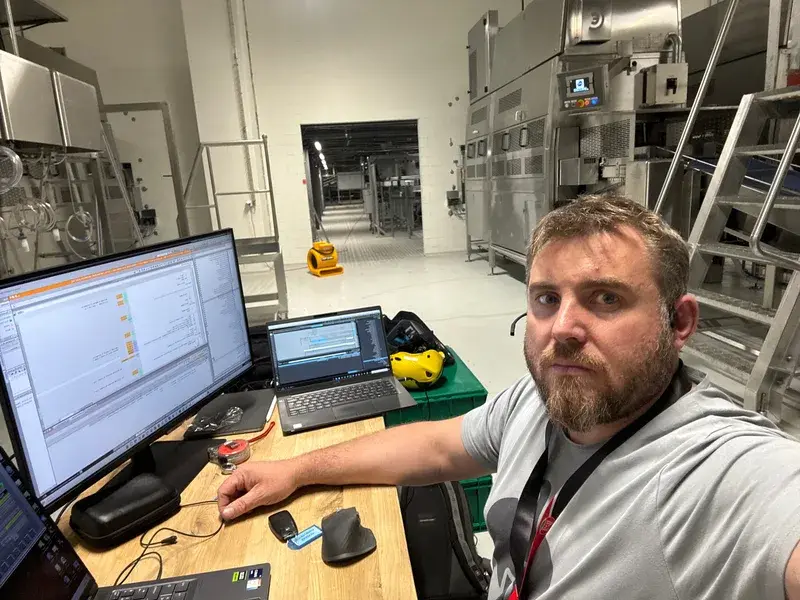 Vladislav Ilyushkov, fondateur de VLD Service GmbH, lors de la mise en service d'une installation industrielle