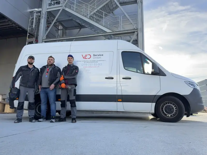 L'équipe VLD Service devant le véhicule de service lors d'une intervention dans l'industrie suisse