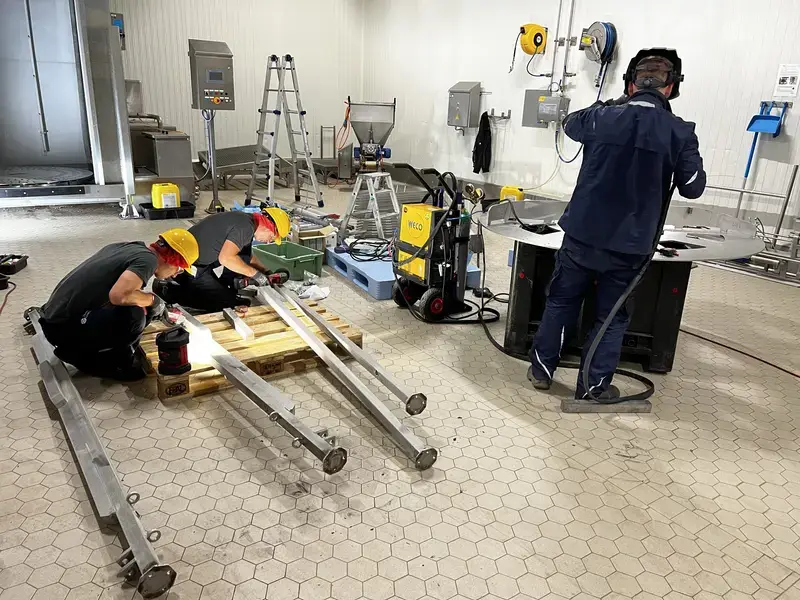 Techniciens VLD Service lors du montage de structures en acier inoxydable dans une usine alimentaire