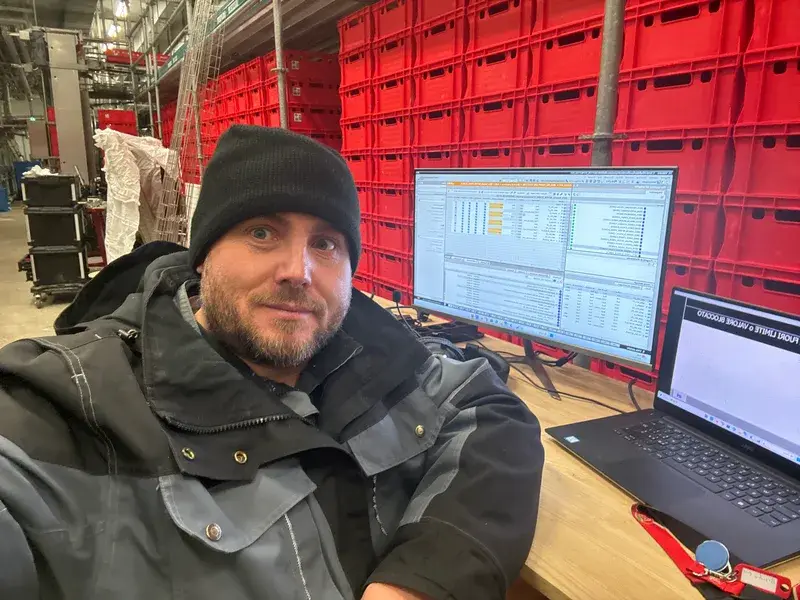 Technicien en automatisation VLD Service lors de la mise en service d'une installation industrielle